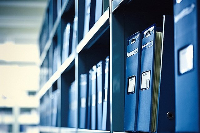 صورة توضيحية لمقررات جماعية مكدسة في أرشيف، ترمز إلى التحديات الإدارية في جماعات الدار البيضاء-سطات.