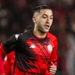 صورة لحكيم زياش بقميص الوداد الرياضي وهو يغادر مطار نيروبي