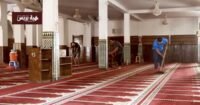شباب مغربي يشارك في حملة تنظيف مسجد استعداداً لرمضان