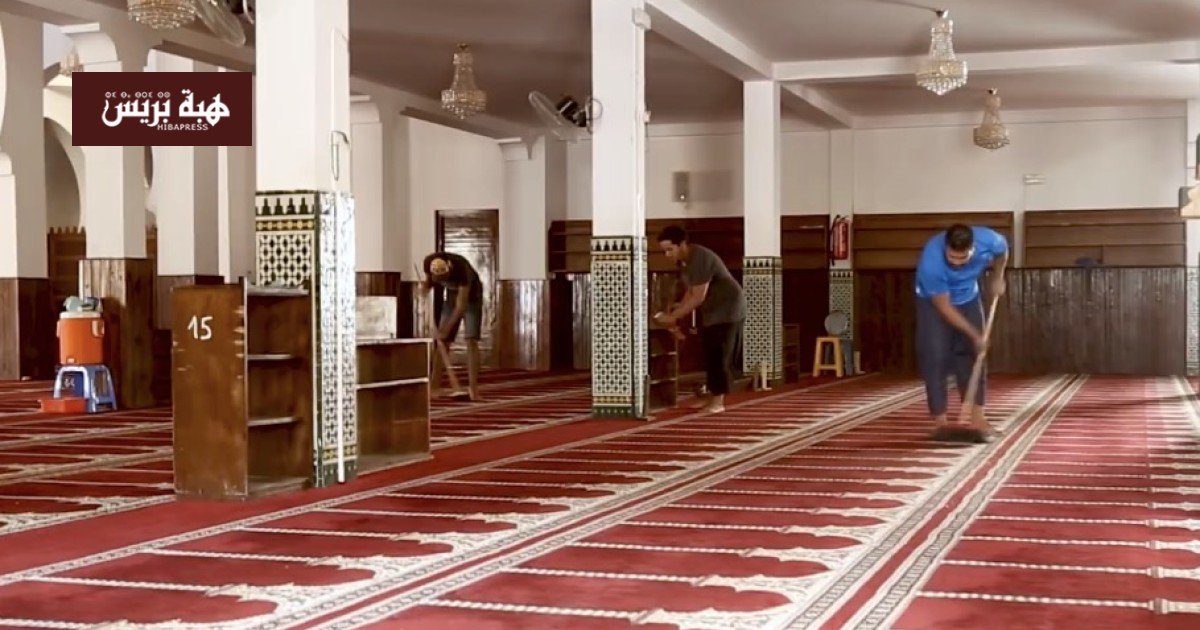 شباب مغربي يشارك في حملة تنظيف مسجد استعداداً لرمضان