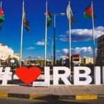 متبرع بالدم في حملة خيرية بمدينة إربد الأردنية