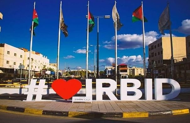 متبرع بالدم في حملة خيرية بمدينة إربد الأردنية