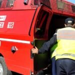 صورة لسيارة إسعاف وعناصر الدرك الملكي في موقع حادث سير ليلي بضواحي أكادير.