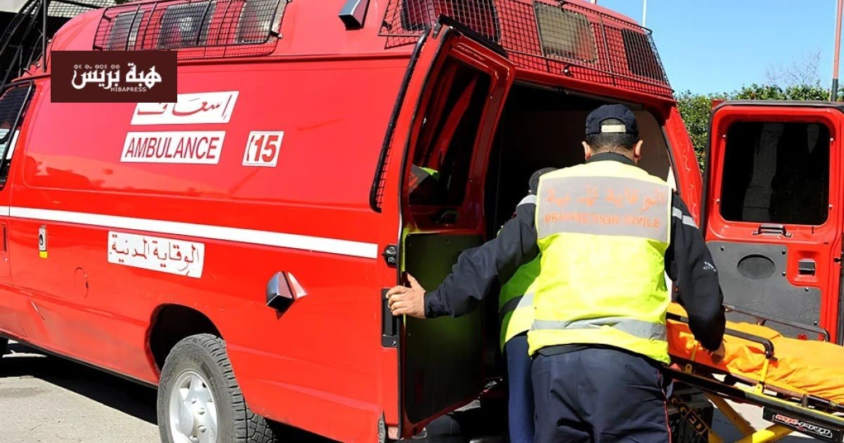 صورة لسيارة إسعاف وعناصر الدرك الملكي في موقع حادث سير ليلي بضواحي أكادير.