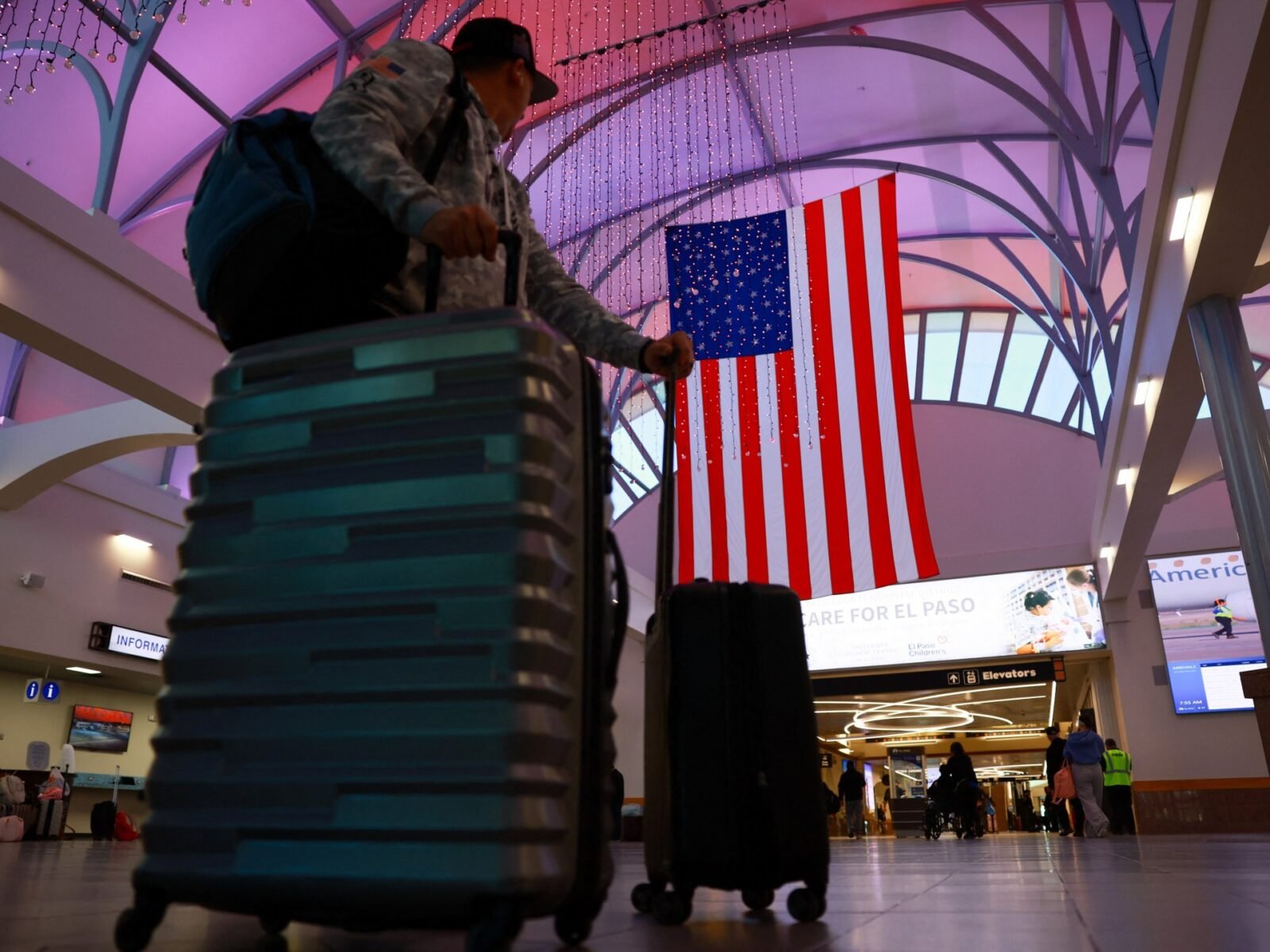 حادثة ليزر أمريكية ثانية تستهدف طائرة مسيرة وإغلاق جزئي للمجال الجوي في تكساس يثير الجدل 3 صورة لمطار إل باسو الدولي بعد رفع حظر الطيران، تظهر مدرج الطائرات في تكساس.