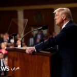 الرئيس الأمريكي دونالد ترامب يلقي خطاب حالة الاتحاد أمام الكونغرس، مع التركيز على ردود الفعل المتناقضة.