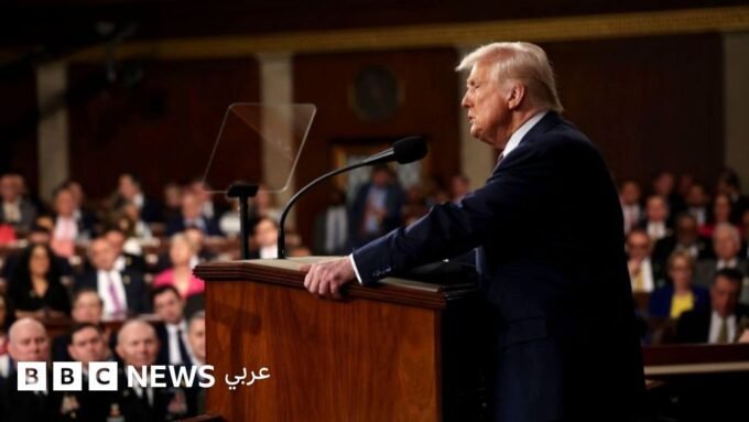 الرئيس الأمريكي دونالد ترامب يلقي خطاب حالة الاتحاد أمام الكونغرس، مع التركيز على ردود الفعل المتناقضة.