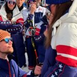 المتزلجة بريزي جونسون وحبيبها كونور واتكينز لحظة عرض الزواج عند خط النهاية في الأولمبياد الشتوية.