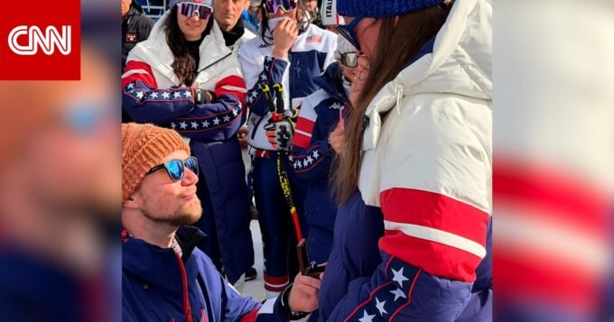 المتزلجة بريزي جونسون وحبيبها كونور واتكينز لحظة عرض الزواج عند خط النهاية في الأولمبياد الشتوية.