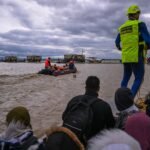 معلمون مغاربة متطوعون يقدمون دروسًا لطلاب متضررين من الفيضانات في سيدي سليمان.