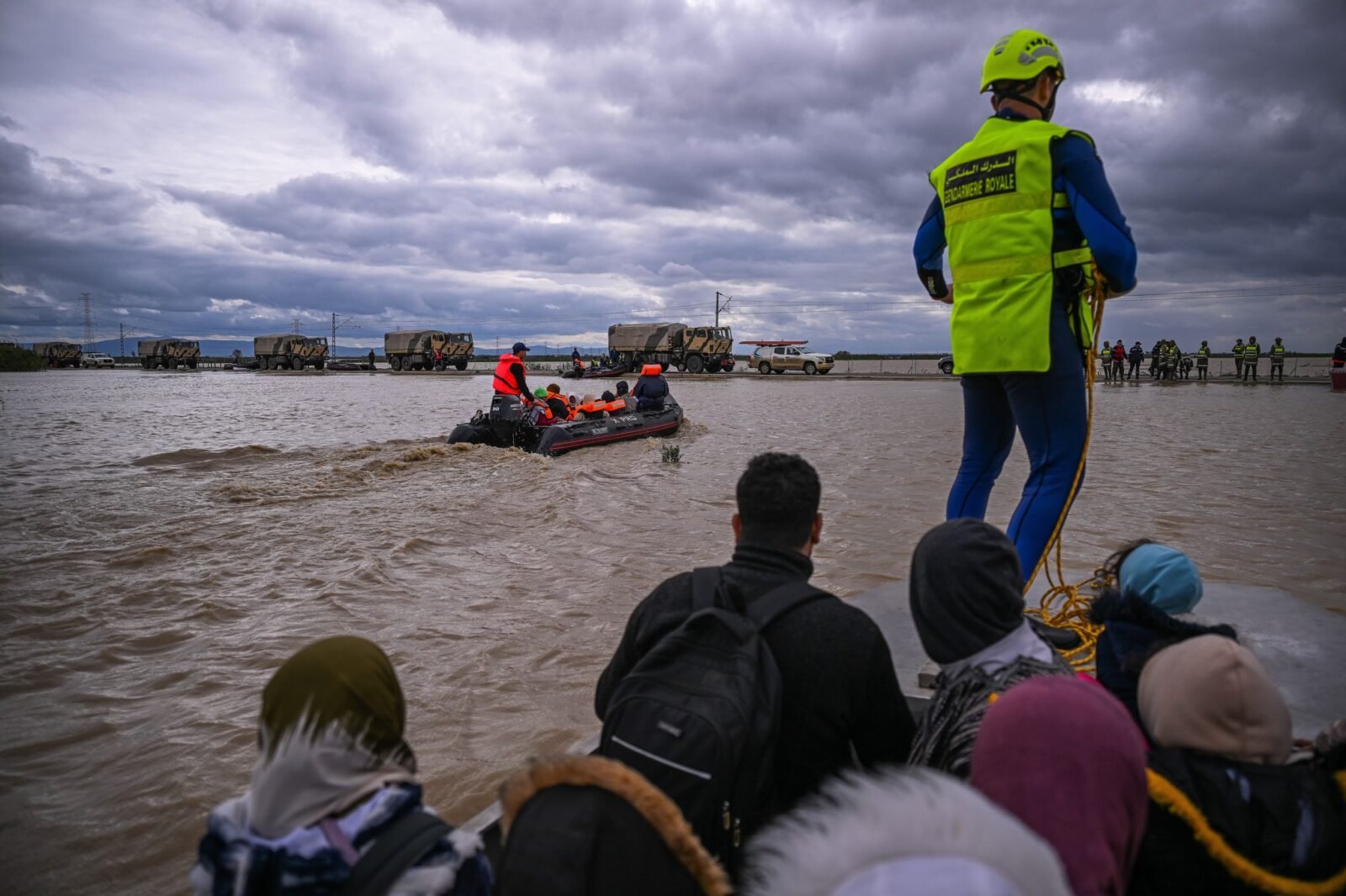 معلمون مغاربة متطوعون يقدمون دروسًا لطلاب متضررين من الفيضانات في سيدي سليمان.