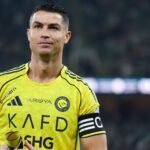 جماهير نادي النصر ترفع لافتات تحمل رقم قميص كريستيانو رونالدو في ملعب الأول بارك