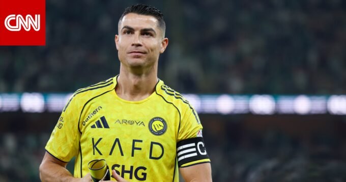 جماهير نادي النصر ترفع لافتات تحمل رقم قميص كريستيانو رونالدو في ملعب الأول بارك