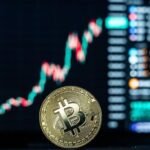 صورة توضيحية لعملة البيتكوين ووثائق قضية جيفري إبستين