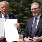 الرئيس الأمريكي السابق دونالد ترمب ورئيس الوزراء البريطاني كير ستارمر في سياق مناقشات حول مستقبل قاعدة دييغو غارسيا الاستراتيجية.