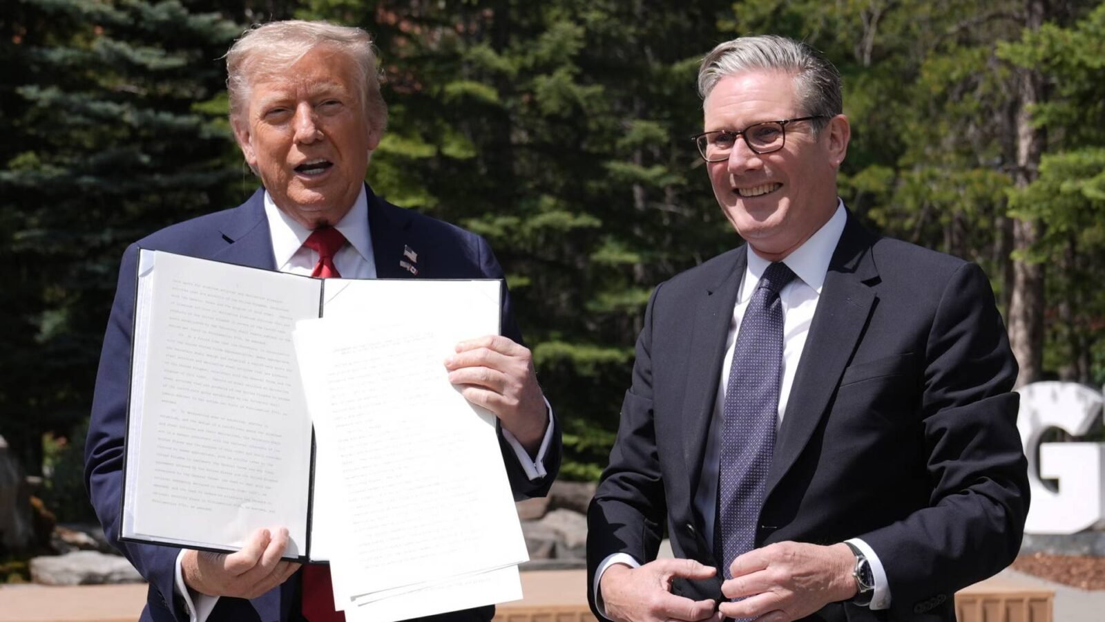 تحذير أمريكي حاسم: ترمب يربط مستقبل "دييغو غارسيا" بالتعامل مع الملف الإيراني 1 الرئيس الأمريكي السابق دونالد ترمب ورئيس الوزراء البريطاني كير ستارمر في سياق مناقشات حول مستقبل قاعدة دييغو غارسيا الاستراتيجية.