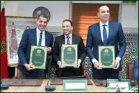 مسؤولون مغاربة يوقعون اتفاقيات لدعم رقمنة وتطوير الصناعة التقليدية، مع التركيز على التحول الرقمي والتسويق الدولي.