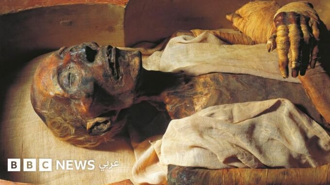 صورة لمومياء الملك رمسيس الثاني المعروضة في متحف، تظهر تفاصيل التحنيط القديم والملامح المحفوظة.