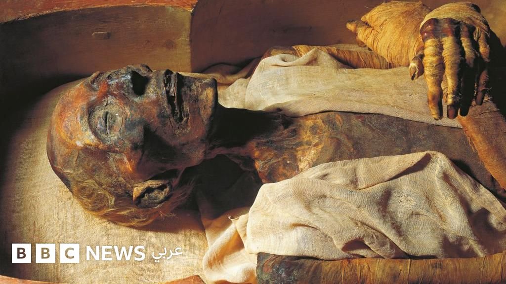 صورة لمومياء الملك رمسيس الثاني المعروضة في متحف، تظهر تفاصيل التحنيط القديم والملامح المحفوظة.