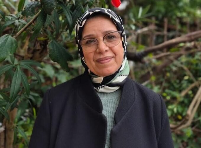 مشهد لقرية مغربية هادئة خلال شهر رمضان، يظهر فيها المسجد ومائدة إفطار تقليدية.