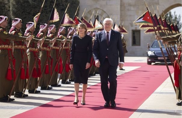 الرئيس الألماني فرانك فالتر شتاينماير والسيدة الأولى إلكه بودنبندر يودعان الأردن من مطار ماركا برفقة مسؤولين أردنيين.