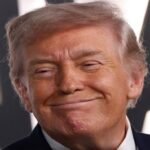 الرئيس الأمريكي دونالد ترامب يتحدث للصحفيين في البيت الأبيض.