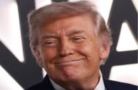 الرئيس الأمريكي دونالد ترامب يتحدث للصحفيين في البيت الأبيض.