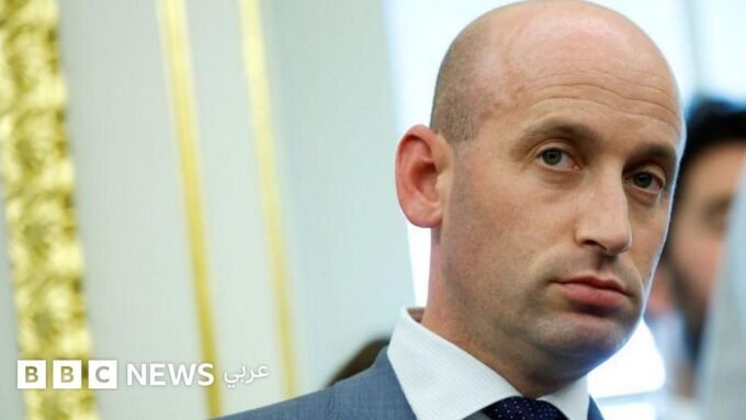 ستيفن ميلر إلى جانب الرئيس دونالد ترامب