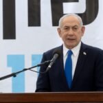 صورة تظهر وثائق هوية أو رموزاً تتعلق بالجنسية الإسرائيلية والفلسطينية، مع إشارة إلى التوتر السياسي