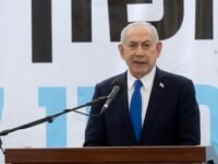 صورة تظهر وثائق هوية أو رموزاً تتعلق بالجنسية الإسرائيلية والفلسطينية، مع إشارة إلى التوتر السياسي