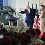 صورة للرئيس الأمريكي السابق دونالد ترامب وهو يتحدث مع مجموعة من العسكريين