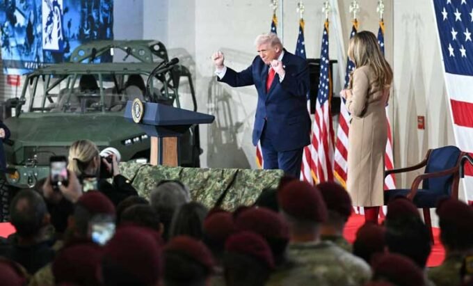 صورة للرئيس الأمريكي السابق دونالد ترامب وهو يتحدث مع مجموعة من العسكريين