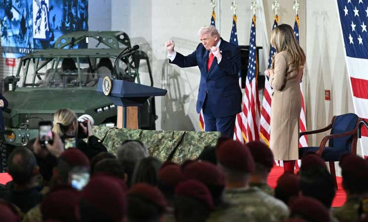 صورة للرئيس الأمريكي السابق دونالد ترامب وهو يتحدث مع مجموعة من العسكريين