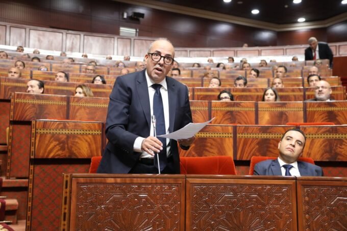 صورة لوزير الفلاحة أحمد البواري خلال جلسة برلمانية يناقش فيها قضايا سلاسل الإنتاج الفلاحي وأسعار الأعلاف.