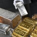 صورة لقضبان ذهبية وفضية مخزنة في غرفة آمنة بميونيخ، ألمانيا، تعكس أهمية المعادن الثمينة في ظل عدم اليقين الاقتصادي.