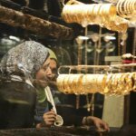 سوق الذهب بالمغرب: ركود غير مسبوق وتقلبات سعرية تثير قلق التجار والمستهلكين 5 صورة تعرض مجوهرات ذهبية مع خلفية تعكس حركة سوق الذهب في المغرب