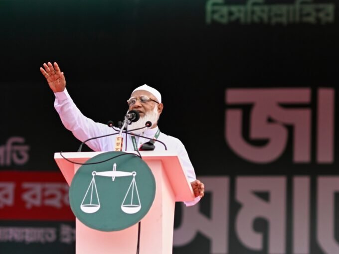 شفيق الرحمن، زعيم الجماعة الإسلامية في بنغلاديش، يلقي خطاباً في تجمع حاشد في دكا، يوليو 2025.