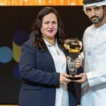 الفاعلة الجمعوية المغربية فوزية محمودي تتسلم جائزة صانع الأمل العربي 2026 في دبي.