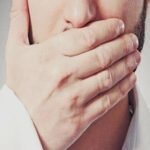 صورة تجسد الصمت والتأمل في شهر رمضان، مع التركيز على أهمية ضبط اللسان في التواصل اليومي.