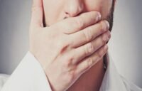 صورة تجسد الصمت والتأمل في شهر رمضان، مع التركيز على أهمية ضبط اللسان في التواصل اليومي.