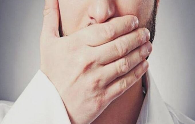 صورة تجسد الصمت والتأمل في شهر رمضان، مع التركيز على أهمية ضبط اللسان في التواصل اليومي.