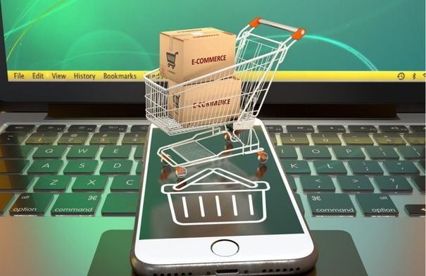 صورة لطرود بريدية مكدسة مع أيقونة ضريبية، ترمز لتطبيق الضريبة الجديدة في الأردن.