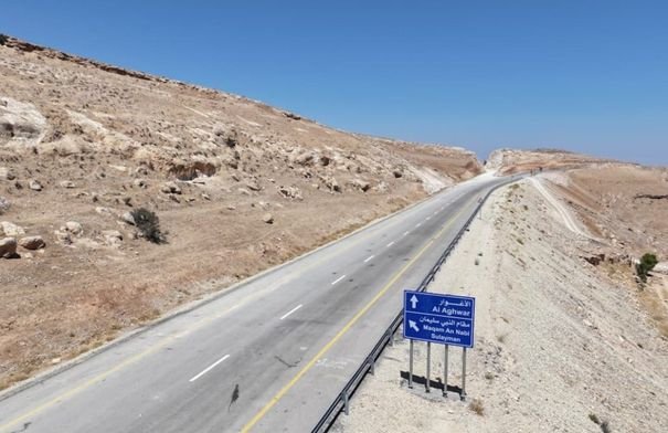 صورة جوية لطريق صرفا – الأغوار الجديد يربط محافظة الكرك بمنطقة البحر الميت