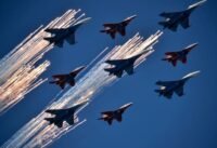 طائرة الرئاسة الأمريكية بتصميمها الجديد الذي يمزج بين الأحمر والأبيض والذهبي والأزرق الداكن.