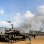 فلسطينيون يستولون على دبابة إسرائيلية بعد أسر طاقمها خلال هجوم 7 أكتوبر 2023.