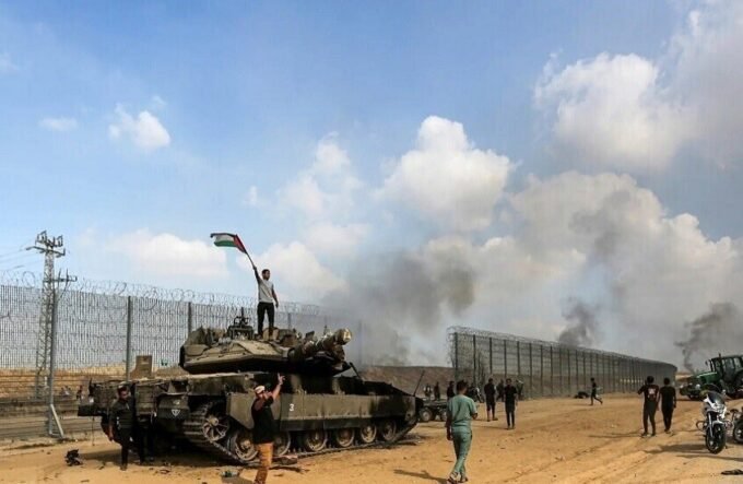 فلسطينيون يستولون على دبابة إسرائيلية بعد أسر طاقمها خلال هجوم 7 أكتوبر 2023.