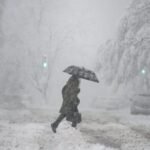 صورة لعاصفة ثلجية كثيفة في رومانيا تظهر تراكم الثلوج على الطرق والأشجار المتساقطة