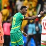 صورة للاعبين المغاربة والسنغاليين خلال نهائي كأس الأمم الإفريقية 2025، تعكس التوتر في المباراة.