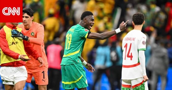 صورة للاعبين المغاربة والسنغاليين خلال نهائي كأس الأمم الإفريقية 2025، تعكس التوتر في المباراة.