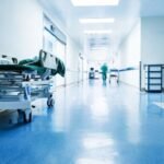 صورة توضيحية لعملية قسطرة القلب أو فريق طبي في مستشفى